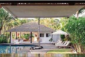 Motu Beachfront Art Villas