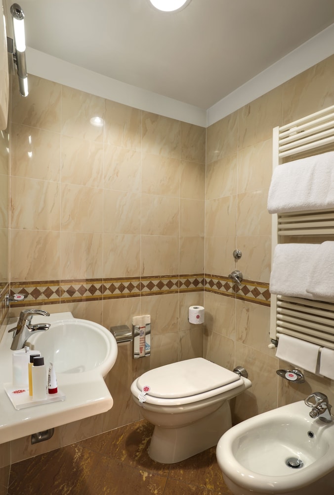 Lancaster Hotel