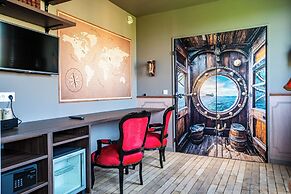 Explorers Hotel