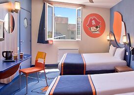 Explorers Hotel