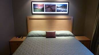 Woodlands Inn & Suites