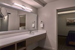 Fredericksburg Inn & Suites
