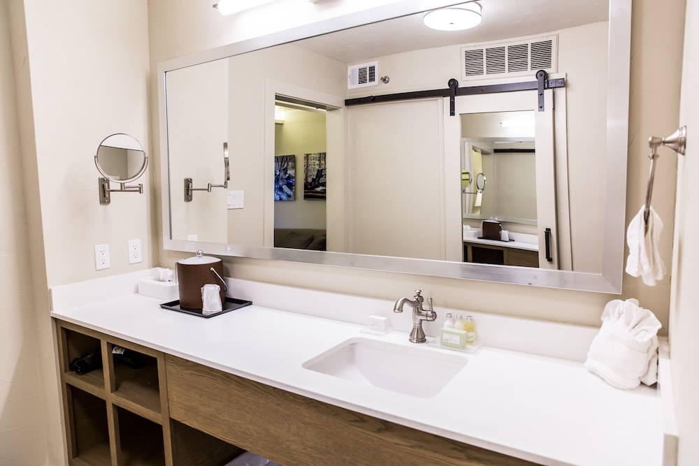 Fredericksburg Inn & Suites