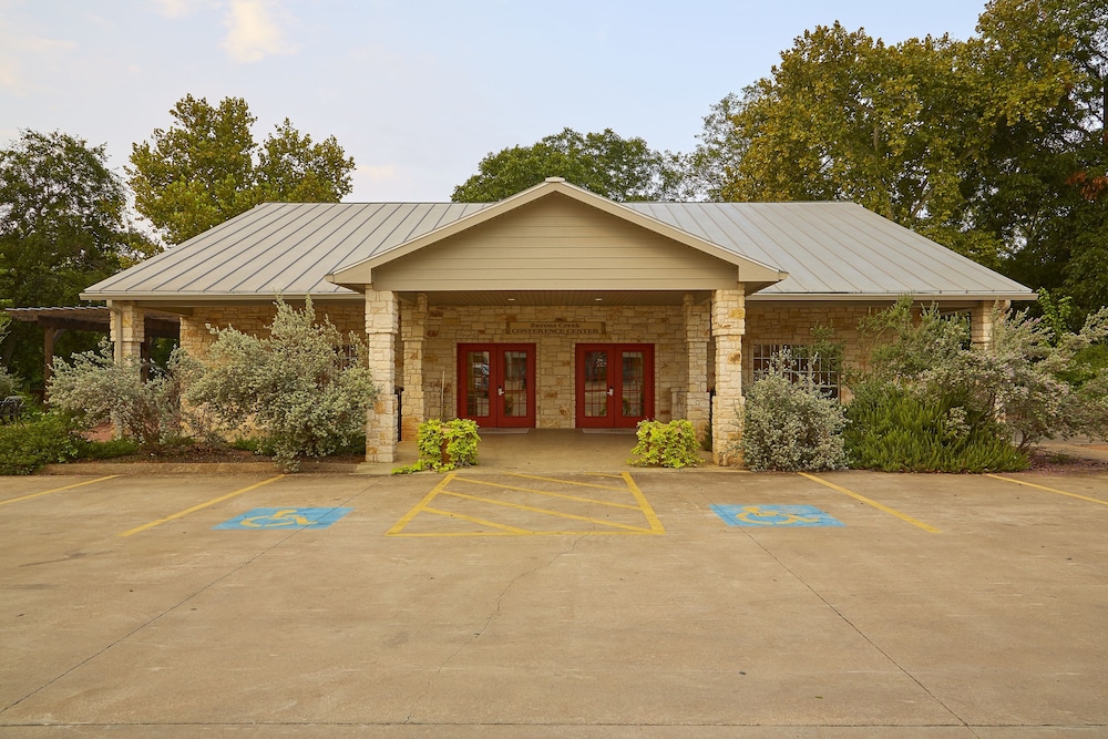Fredericksburg Inn & Suites