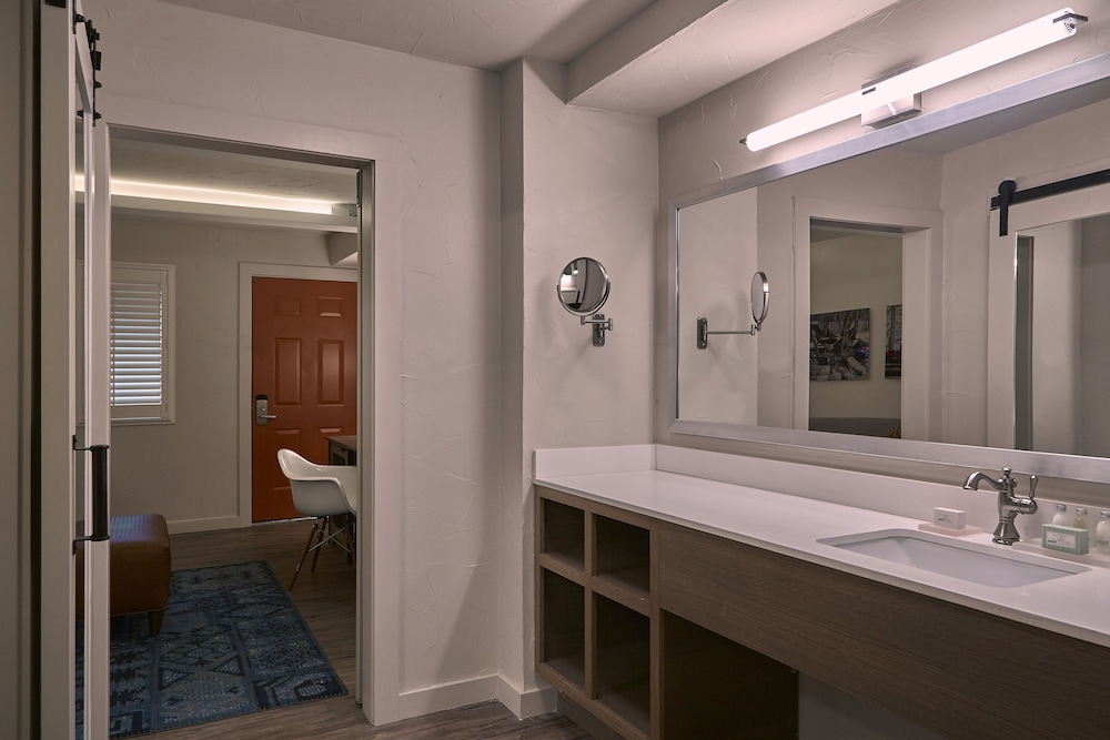Fredericksburg Inn & Suites