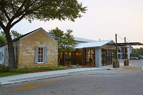 Fredericksburg Inn & Suites