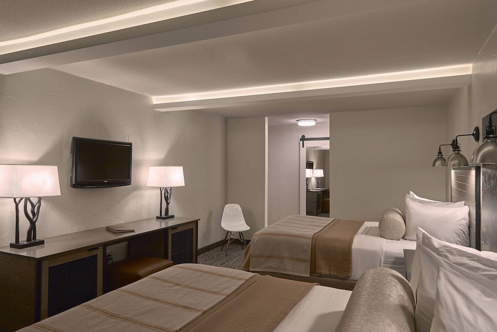 Fredericksburg Inn & Suites