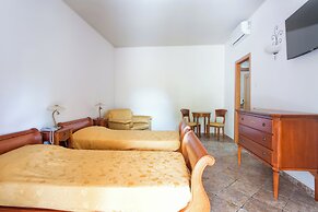 Hotel Tritone