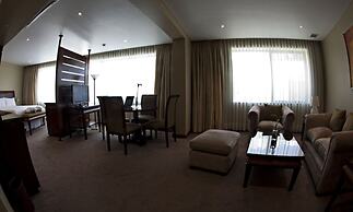 Suites Camino Real