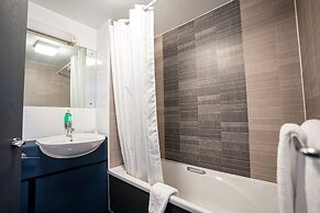 Pendulum Hotel