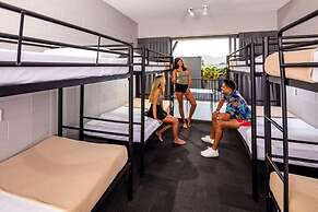 Gilligan's Backpackers Hotel & Resort