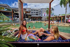Gilligan's Backpackers Hotel & Resort