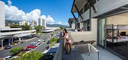 Gilligan's Backpackers Hotel & Resort
