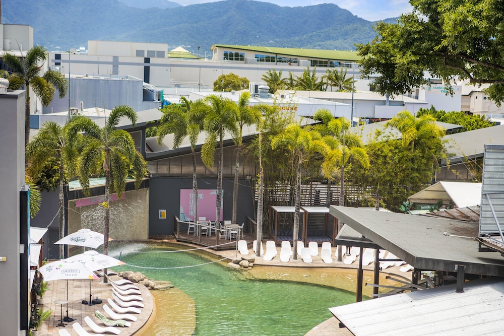 Gilligan's Backpackers Hotel & Resort