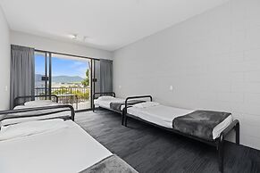 Gilligan's Backpackers Hotel & Resort