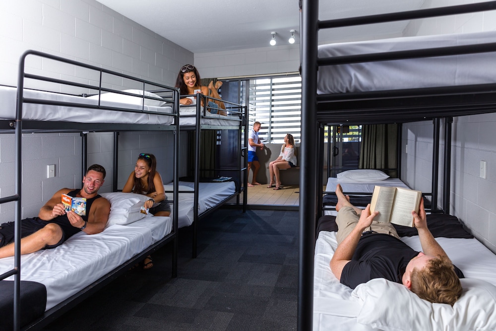 Gilligan's Backpackers Hotel & Resort