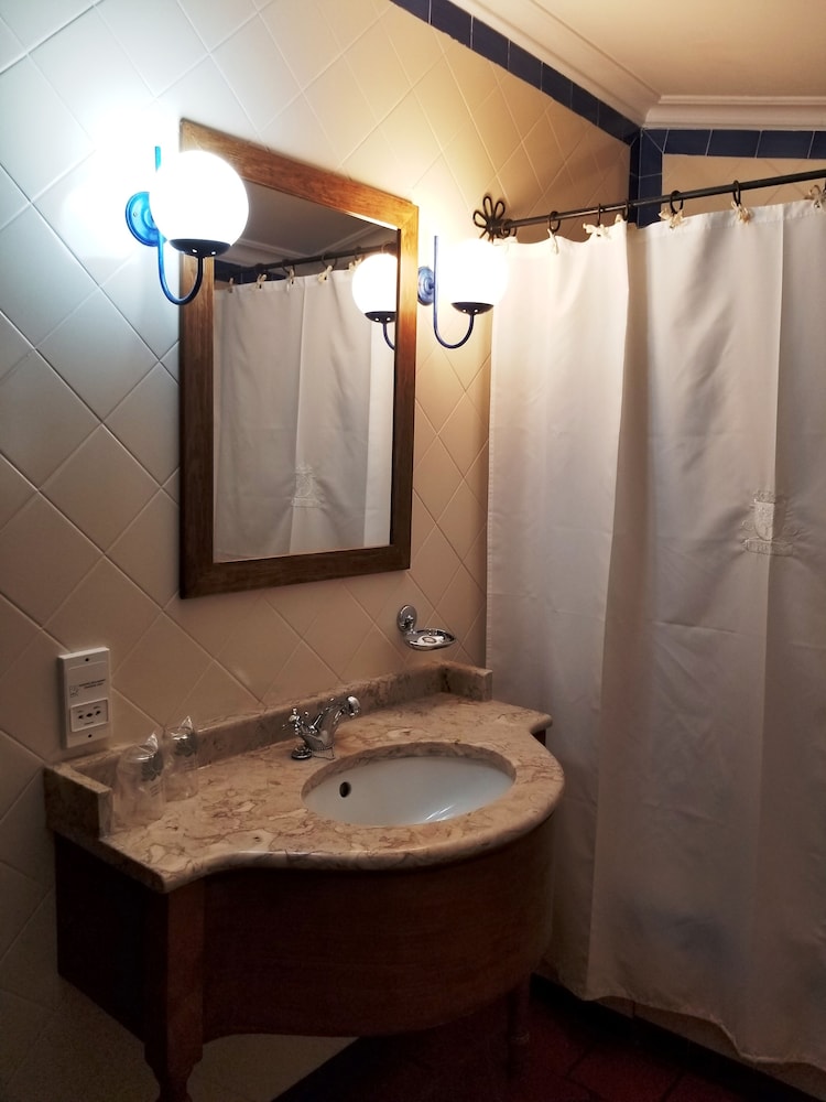 Lawrence's Hotel