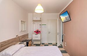 Happy Hotel