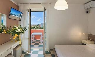 Happy Hotel
