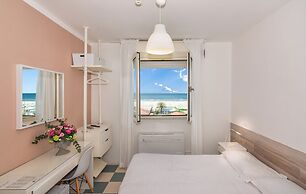 Happy Hotel