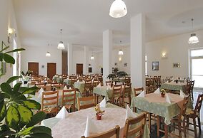 Happy Hotel