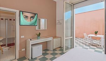 Happy Hotel