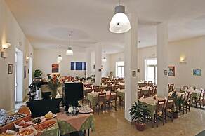 Happy Hotel