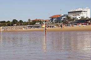 Carcavelos Beach Hotel