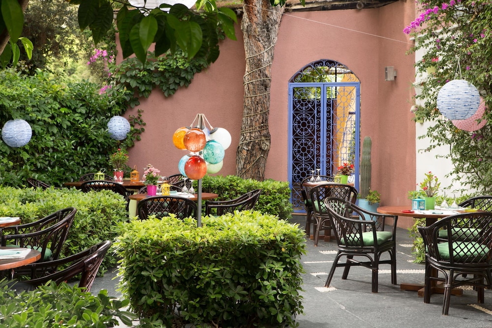 Dionysos Hotel