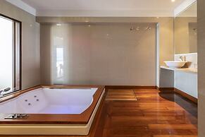 Apostolata Island Resort & Spa