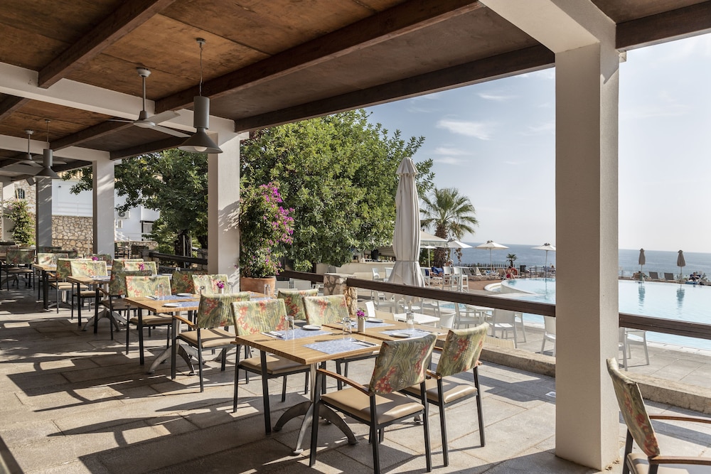 Apostolata Island Resort & Spa