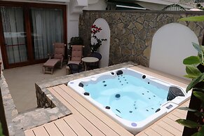 Bougainville Luxury Boutique Hotel