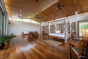 Capitán Suizo Beachfront Boutique Hotel