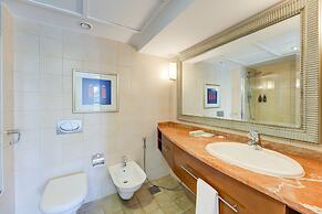 Millennium Lakeview Residence