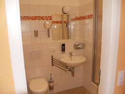 HappyGoLucky Hotel & Hostel