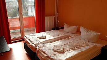 HappyGoLucky Hotel & Hostel