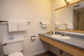 Canadas Best Value Inn River View Hotel