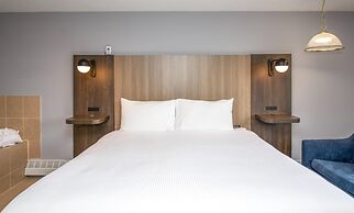 Coast Hinton Hotel