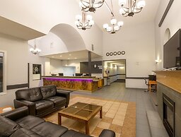 Coast Hinton Hotel