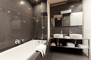 Old Town Square Residence by Emblem