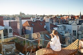 Old Town Square Residence by Emblem