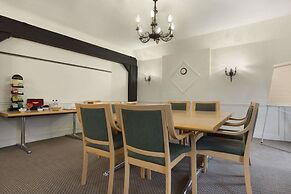 Ramada by Wyndham Crawley Gatwick