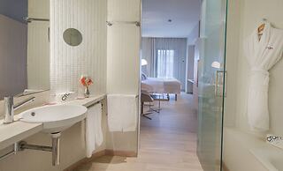 Cram Hotel