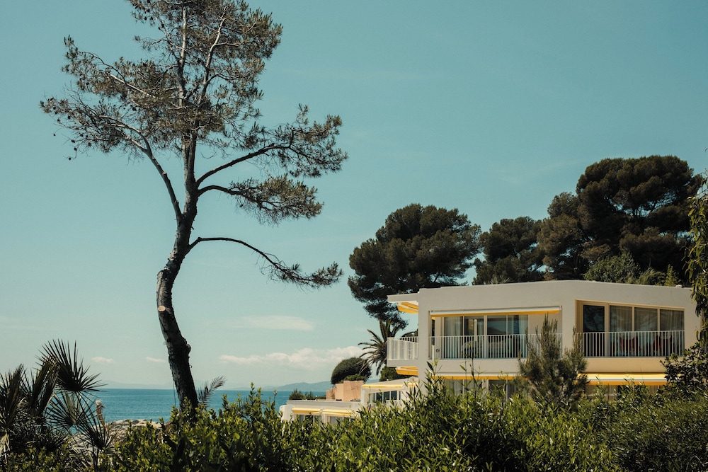 Les Roches Rouges, a Beaumier hotel