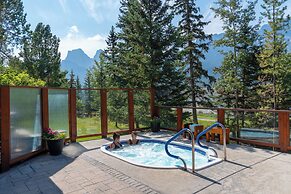 Falcon Crest Lodge by CLIQUE