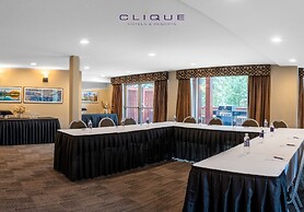 Falcon Crest Lodge by CLIQUE