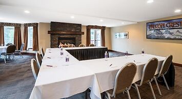 Falcon Crest Lodge by CLIQUE