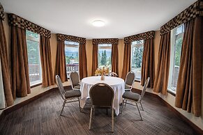Falcon Crest Lodge by CLIQUE