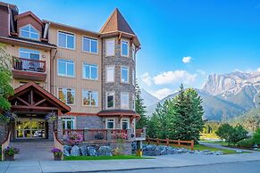 Falcon Crest Lodge by CLIQUE