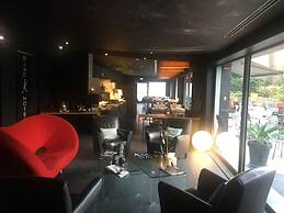 Black Hotel